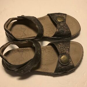 Taos sandals 38 us 7